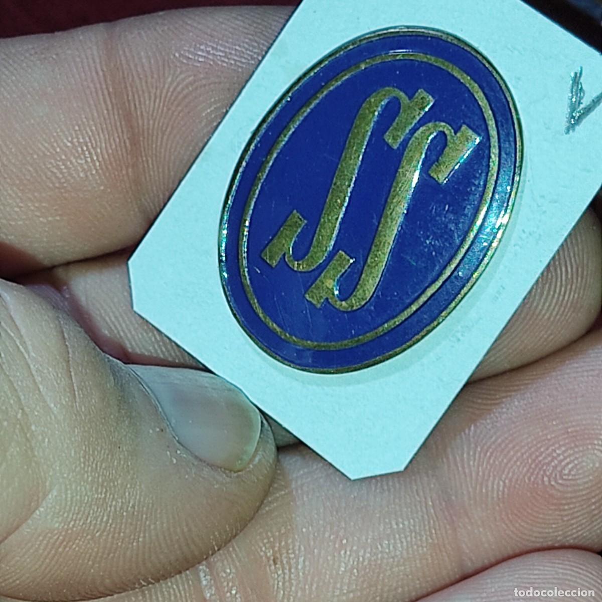 Militaria: Insignia servicios sociales Azul.Epoca de Franco. *V*
