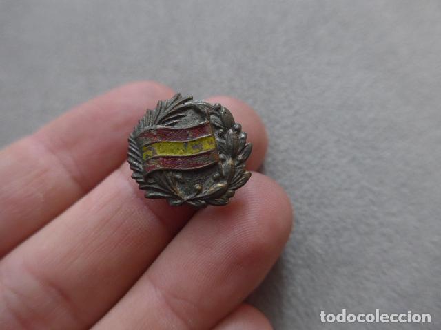 Militaria: Antigua insignia patriotica con la bandera espa&ntilde;ola, original de guerra civil.