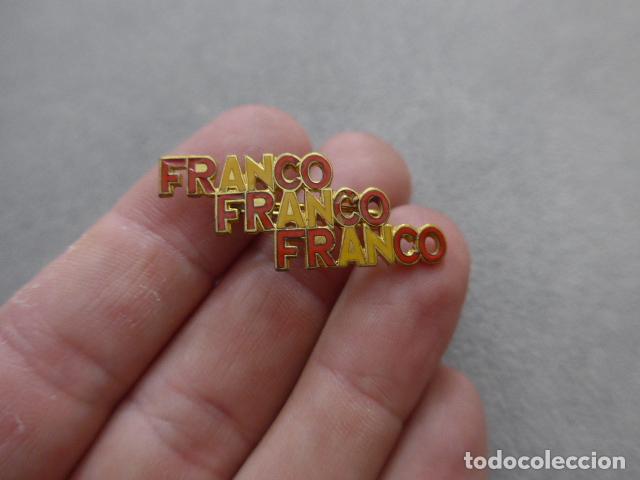 Militaria: Antigua insignia patriotica con la bandera espa&ntilde;ola y Franco Franco Franco, original de guerra civil