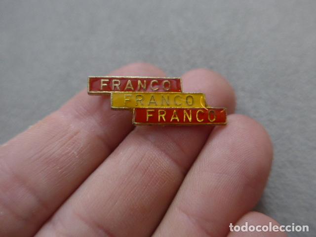 Militaria: Antigua insignia con bandera espa&ntilde;ola de Franco. Original, franquista, Transicion Politica.