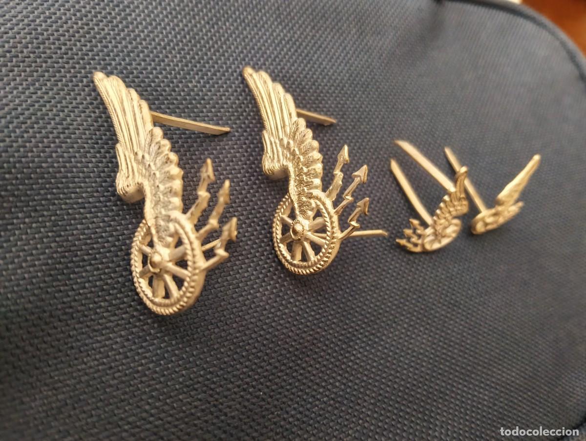 Militaria: 4 ANTIGUOS EMBLEMAS EN CHAPA ALUMINIO REPUJADO MECANICOS ELECTRICOS DE AUTOMOVILISMO RUEDA ALA RAYOS