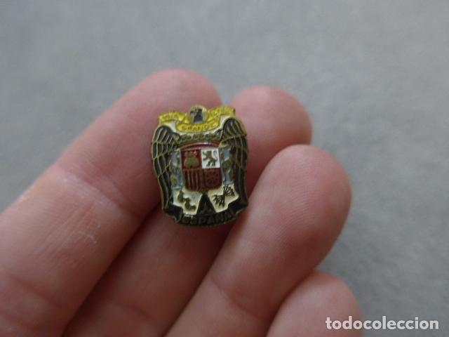 Militaria: Antigua insignia con el escudo franquista de Espa&ntilde;a, original. Epoca de Franco.