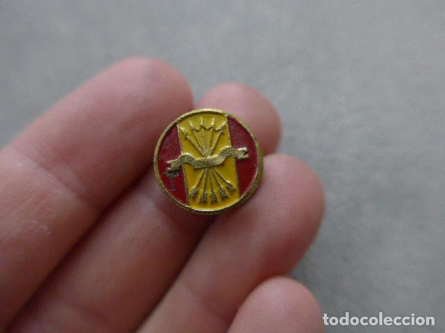 Militaria: Antigua insignia de Falange con bandera espa&ntilde;ola, original de guerra civil