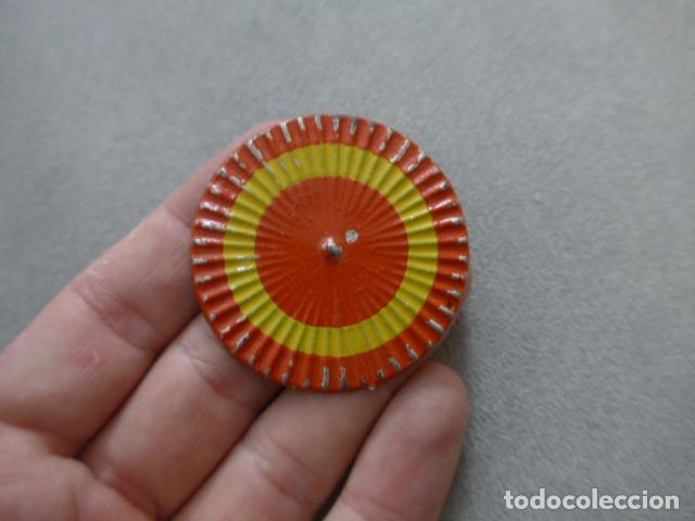 Militaria: Antigua gran escarapela metalica con la bandera espa&ntilde;ola, de gorra o chaco, original, de metal.