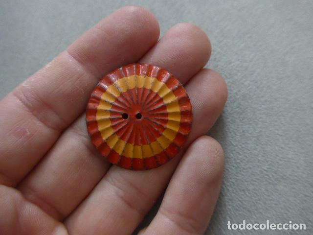 Militaria: Antigua escarapela metalica con la bandera espa&ntilde;ola, de gorra o chaco, original, de metal.