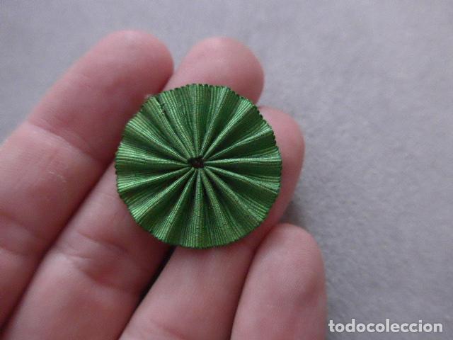 Militaria: Antigua escarapela espa&ntilde;ola de siglo XIX o principios s.XX, en verde, a identificar