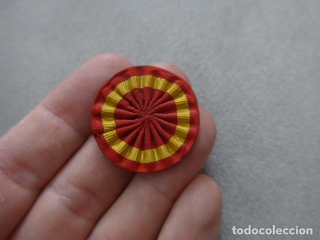 Militaria: Antigua escarapela con la bandera espa&ntilde;ola, original. Mide 3,1 cm diametro.