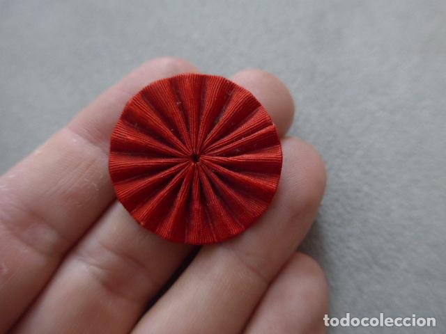Militaria: Antigua escarapela espa&ntilde;ola de siglo XIX o principios s.XX en rojo, original.