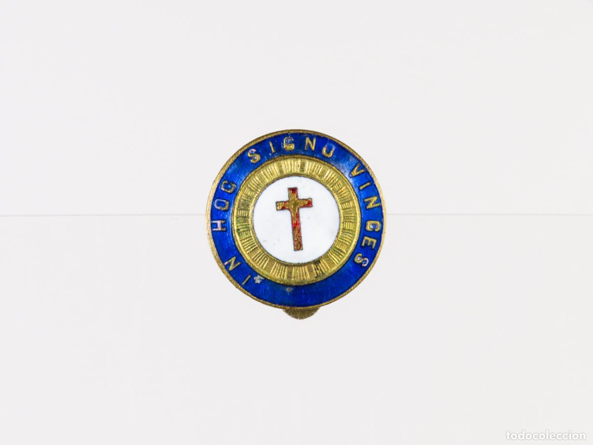 Militaria: Pin ojal metal dorado esmalte In Hoc Signo Vinces primera mitad S XX