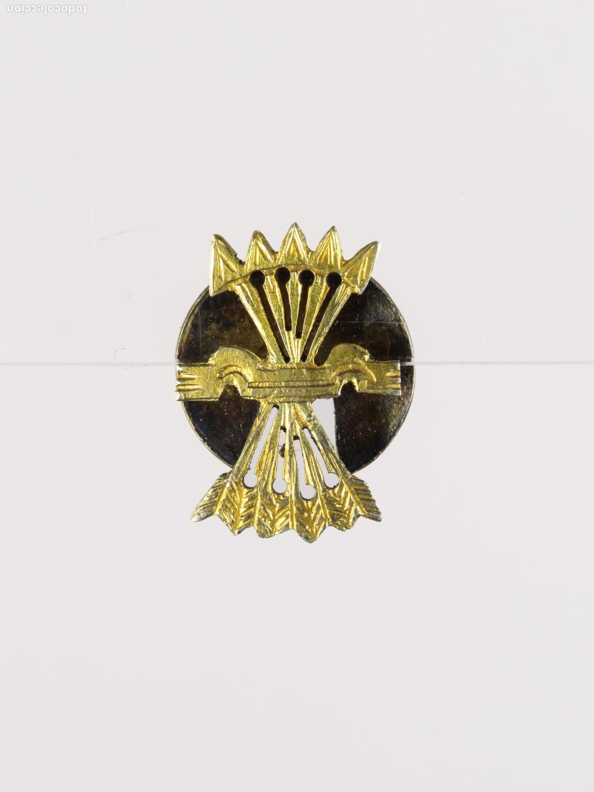 Militaria: Pin solapa Falange yugo y flechas metal dorado primera mitad S XX