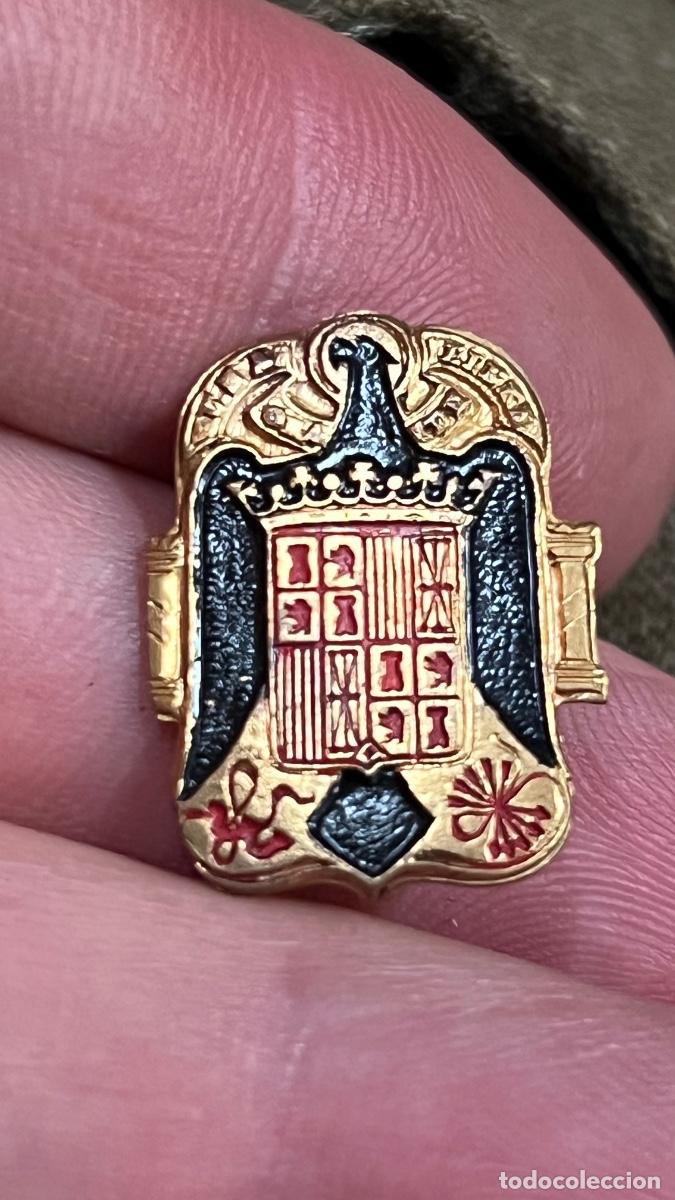 Militaria: Pon &aacute;guila San Juan falange Franco lat&oacute;n troquelado y pintado negro y rojo 22mn