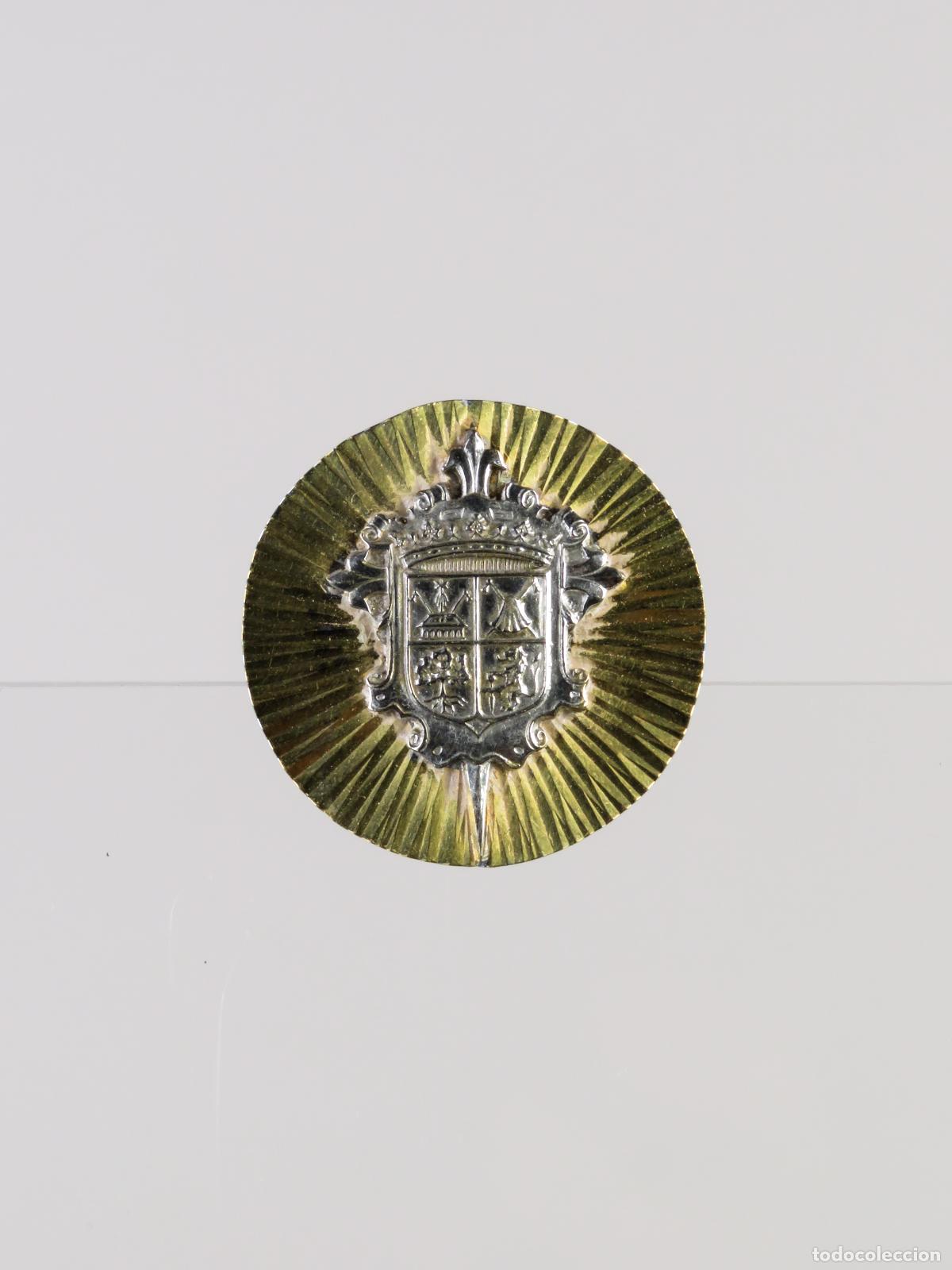 Militaria: Pin Insignia Escudo &eacute;poca Franco metal dorado a&ntilde;os 40 - 70