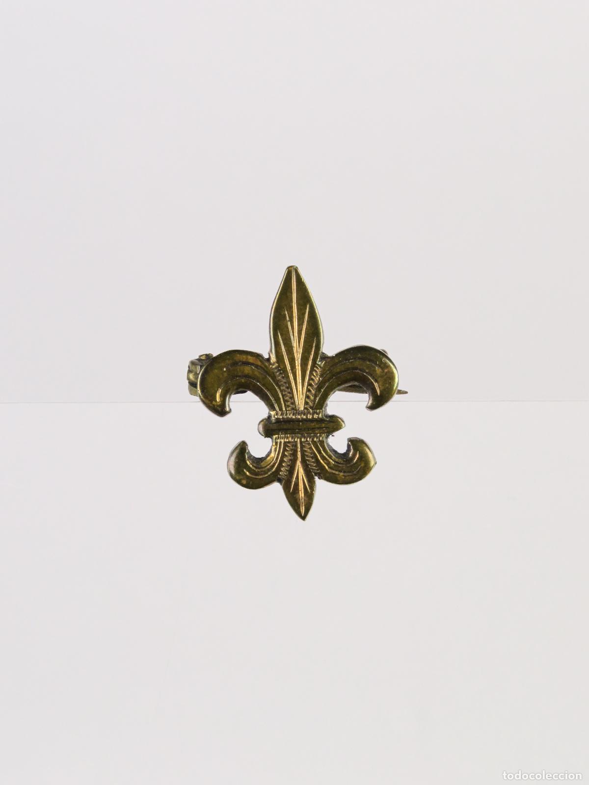 Militaria: Pin broche Flor de lis metal dorado primera mitad S XX