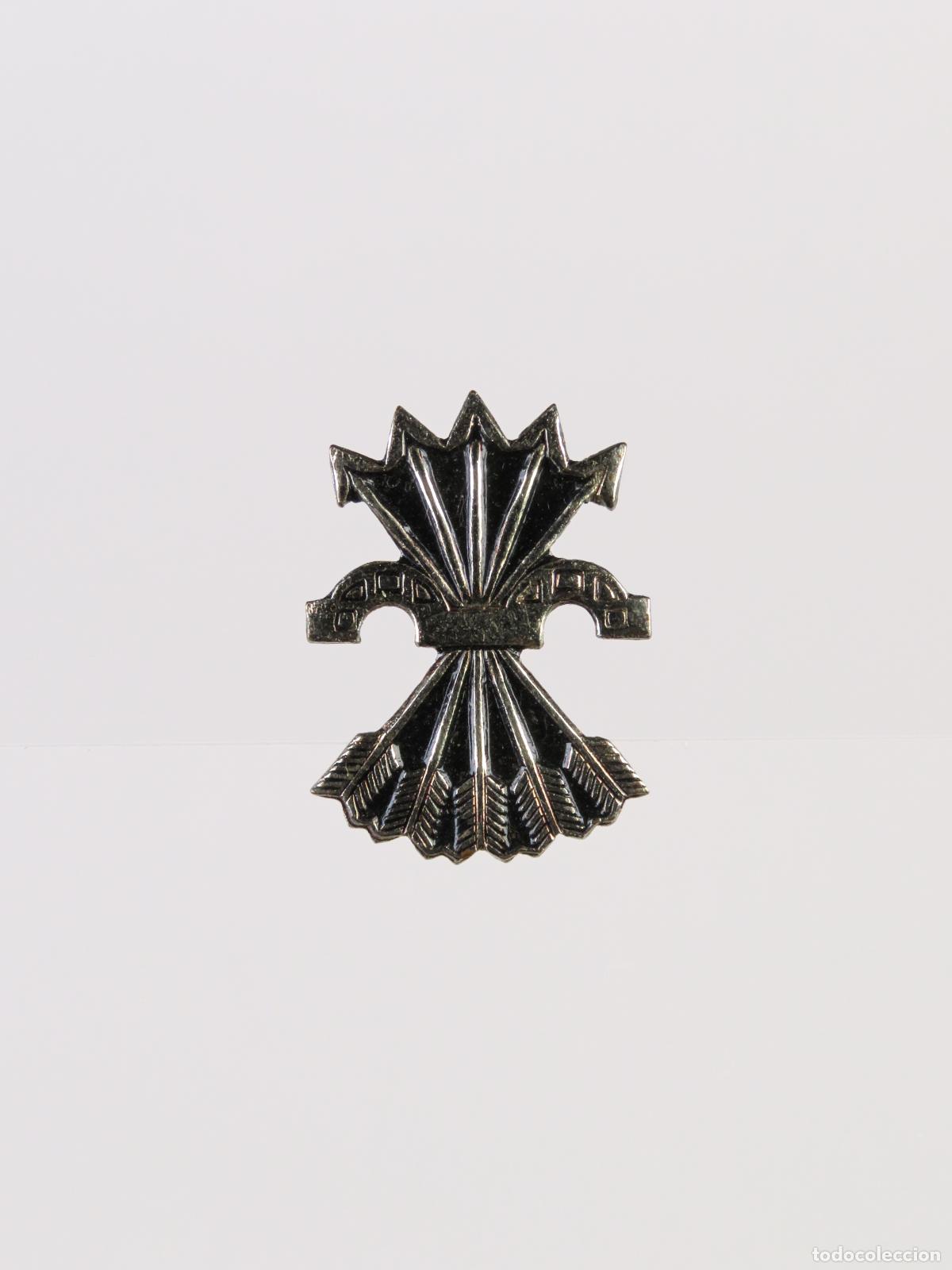 Militaria: Pin solapa Falange yugo y flechas metal plateado primera mitad S XX