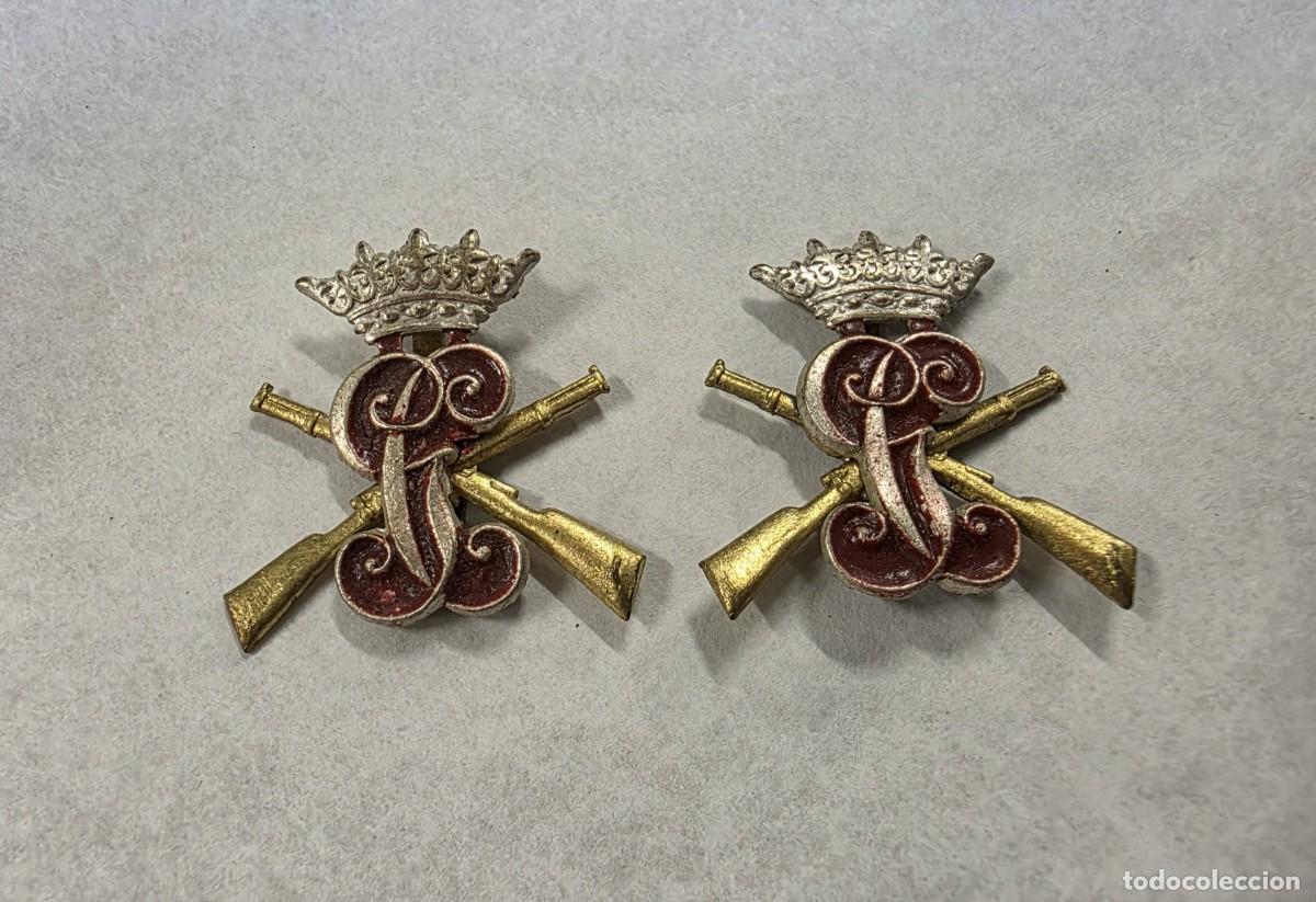 Militaria: Pareja de insignias de la Guardia Civil, Carabineros, &eacute;poca de Franco, fondo rojo, 2,5 cm