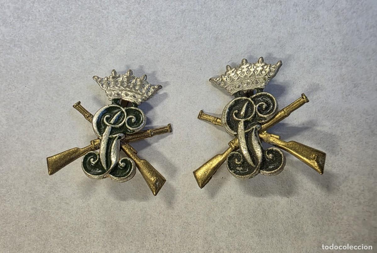 Militaria: Pareja de insignias de la Guardia Civil, Carabineros, &eacute;poca de Franco, fondo verde, 2,5 cm