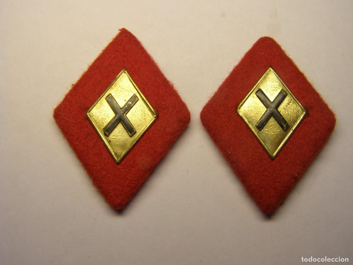 Militaria: Par de Rombos del Ej&eacute;rcito Espa&ntilde;ol, guerra qu&iacute;mica, a&ntilde;os 50. Insignia dorada.