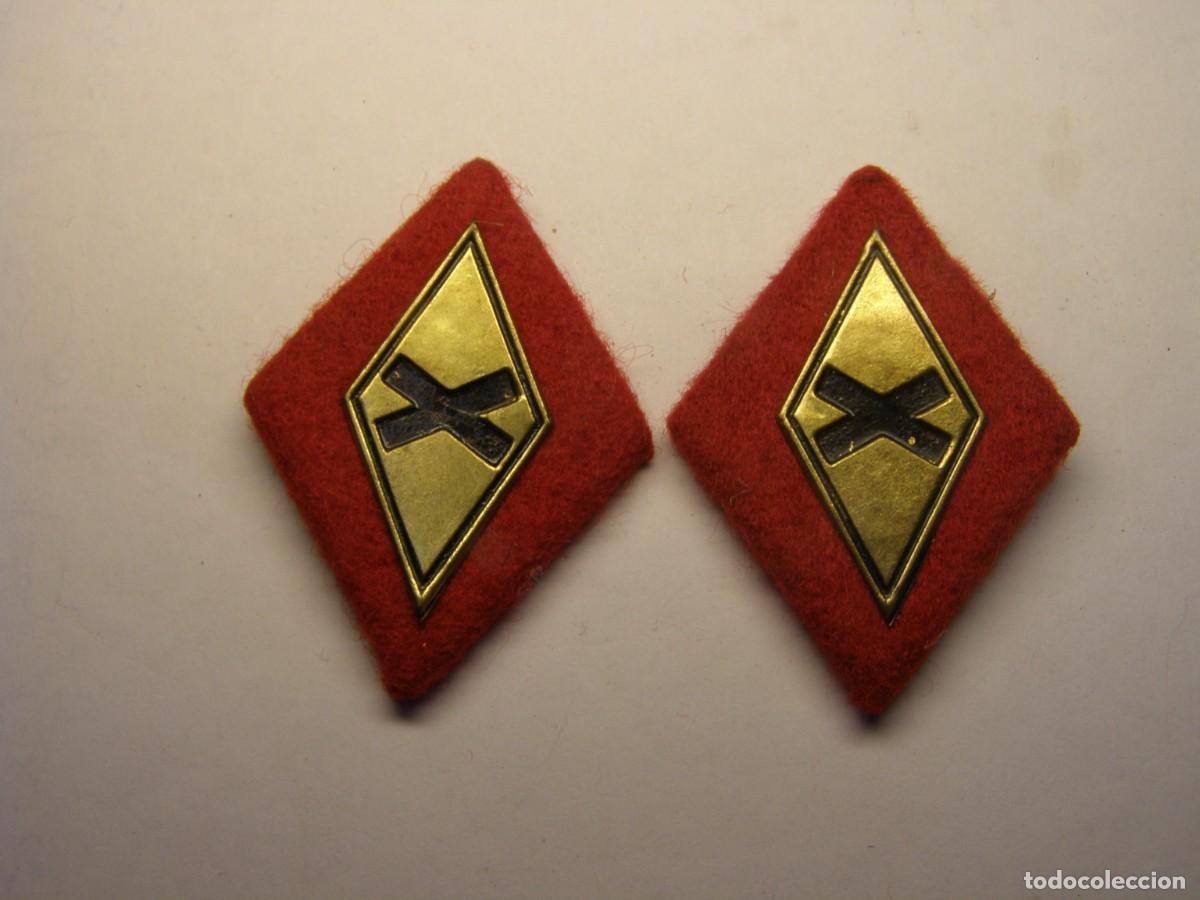 Militaria: Par de Rombos del Ej&eacute;rcito Espa&ntilde;ol, guerra qu&iacute;mica, a&ntilde;os 50. Insignia dorada.