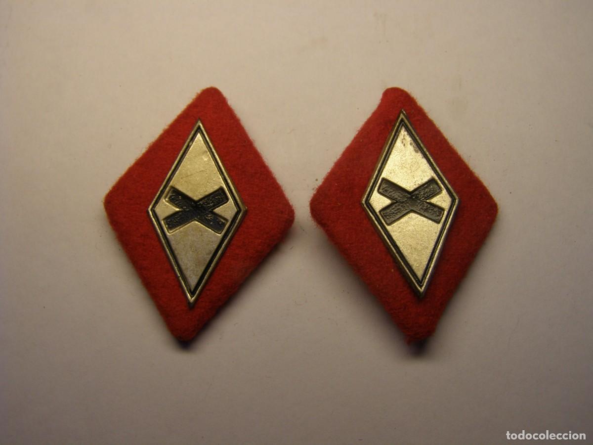 Militaria: Par de Rombos del Ej&eacute;rcito Espa&ntilde;ol, guerra qu&iacute;mica, a&ntilde;os 50. Insignia plateada.