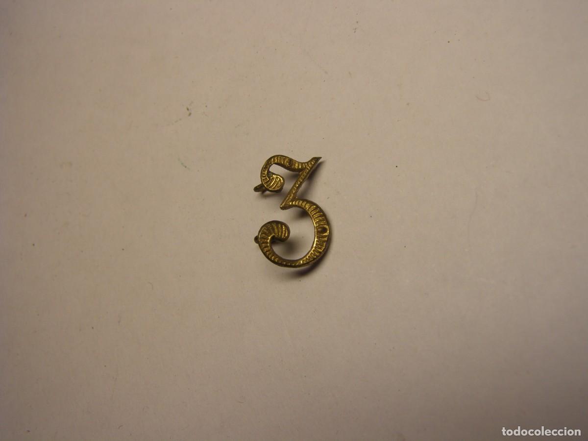 Militaria: Insignia alfonsina, de numero 3, regimental del Ej&eacute;rcito Espa&ntilde;ol, Finales siglo XIX.