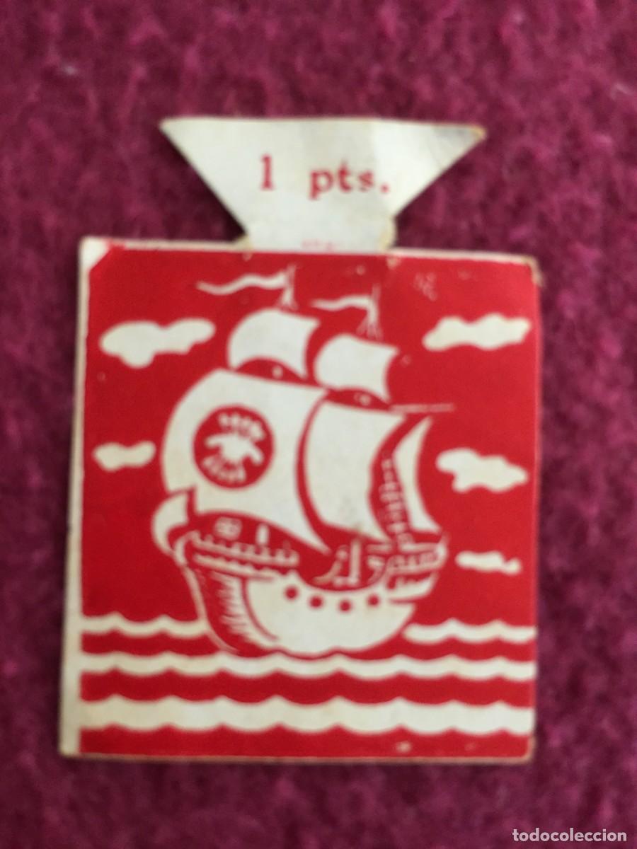 Militaria: Emblema Auxilio Social. Barco 1 peseta - Juventudes femeninas - Color rojo