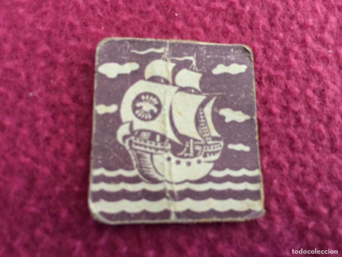 Militaria: Emblema Auxilio Social. Barco - Juventudes femeninas - Color morado