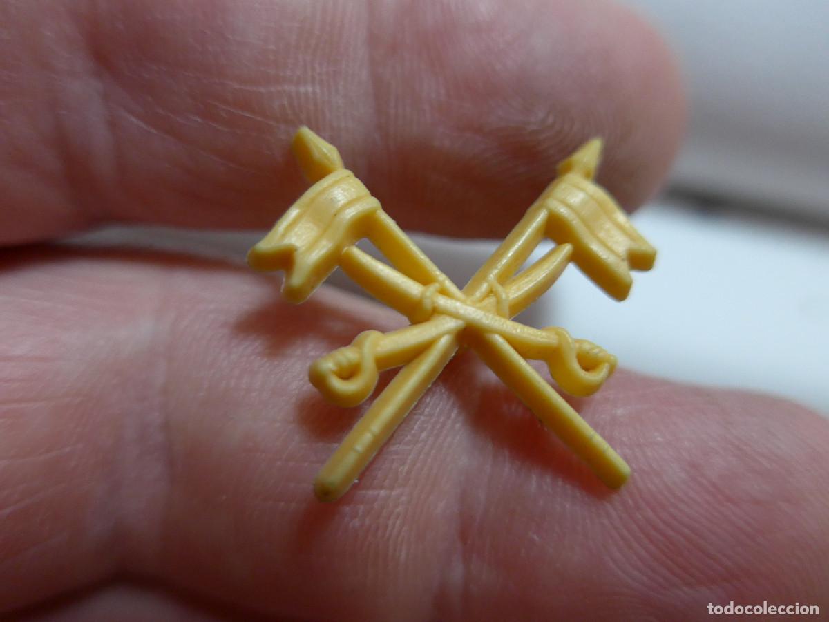 Militaria: INSIGNIA DE PLASTICO CABALLERIA ESPA&Ntilde;OLA