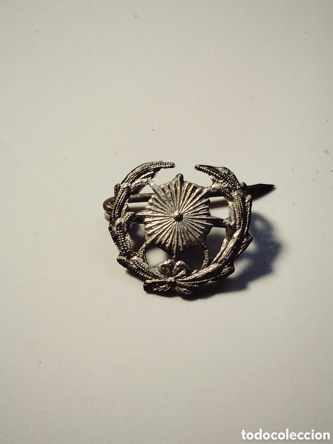 Militaria: Insignia del Cuerpo de Intendencia del Ejercito Espa&ntilde;ol. En plata.