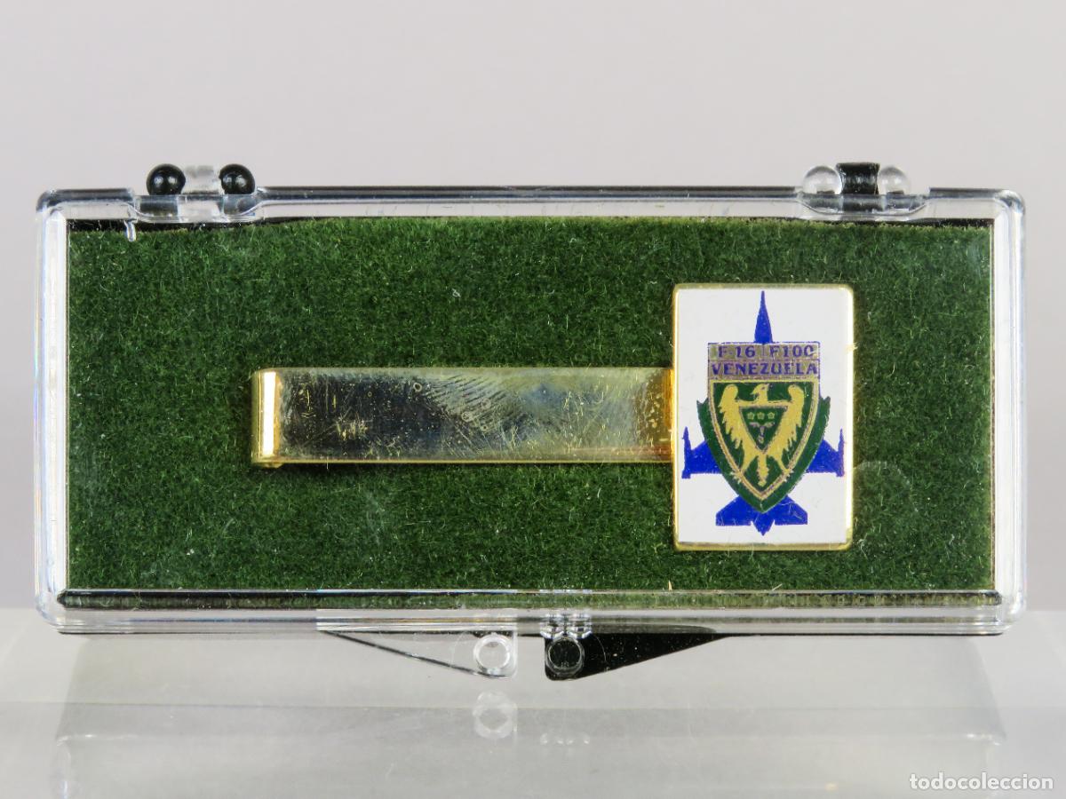 Militaria: Pisacorbatas compa&ntilde;&iacute;a F16 F100 Falcon Venezuela metal plateado esmalte segunda mitad S XX