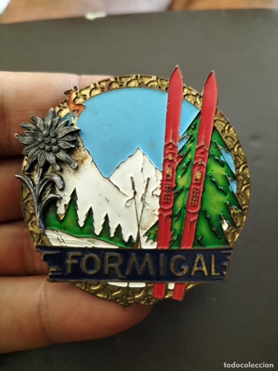 Militaria: Antigua placa pin insignia estaci&oacute;n de ski de formigal. 55mm diametro