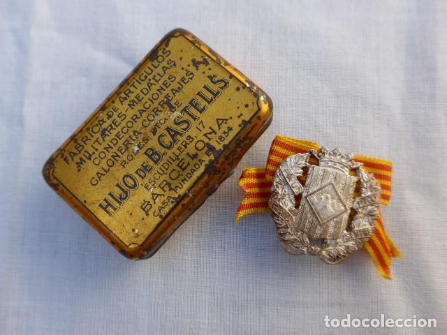 Militaria: ANTIGUA INSIGNIA DEL SOMATEN CON SU CAJITA DE CASTELLS