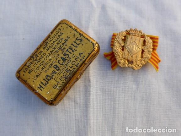 Militaria: ANTIGUA INSIGNIA DEL SOMATEN CON SU CAJITA DE CASTELLS