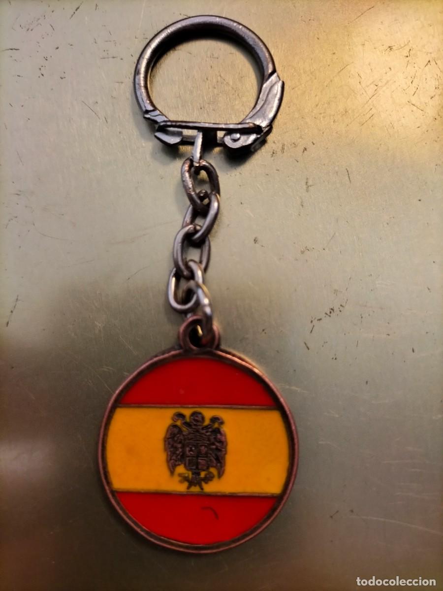Militaria: Insignia llavero a&ntilde;os 50 con el escudo franquista y la efigie del caudillo.