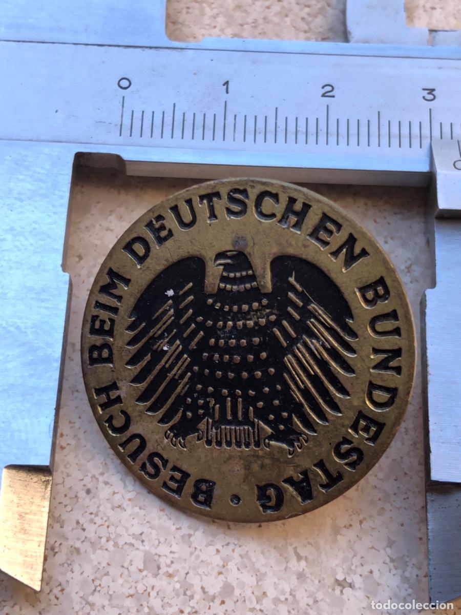 Militaria: RECUERDO CHAPITA DE VISITANTE DEL PARLAMENTO ALEM&Aacute;N. BUNDESTAG