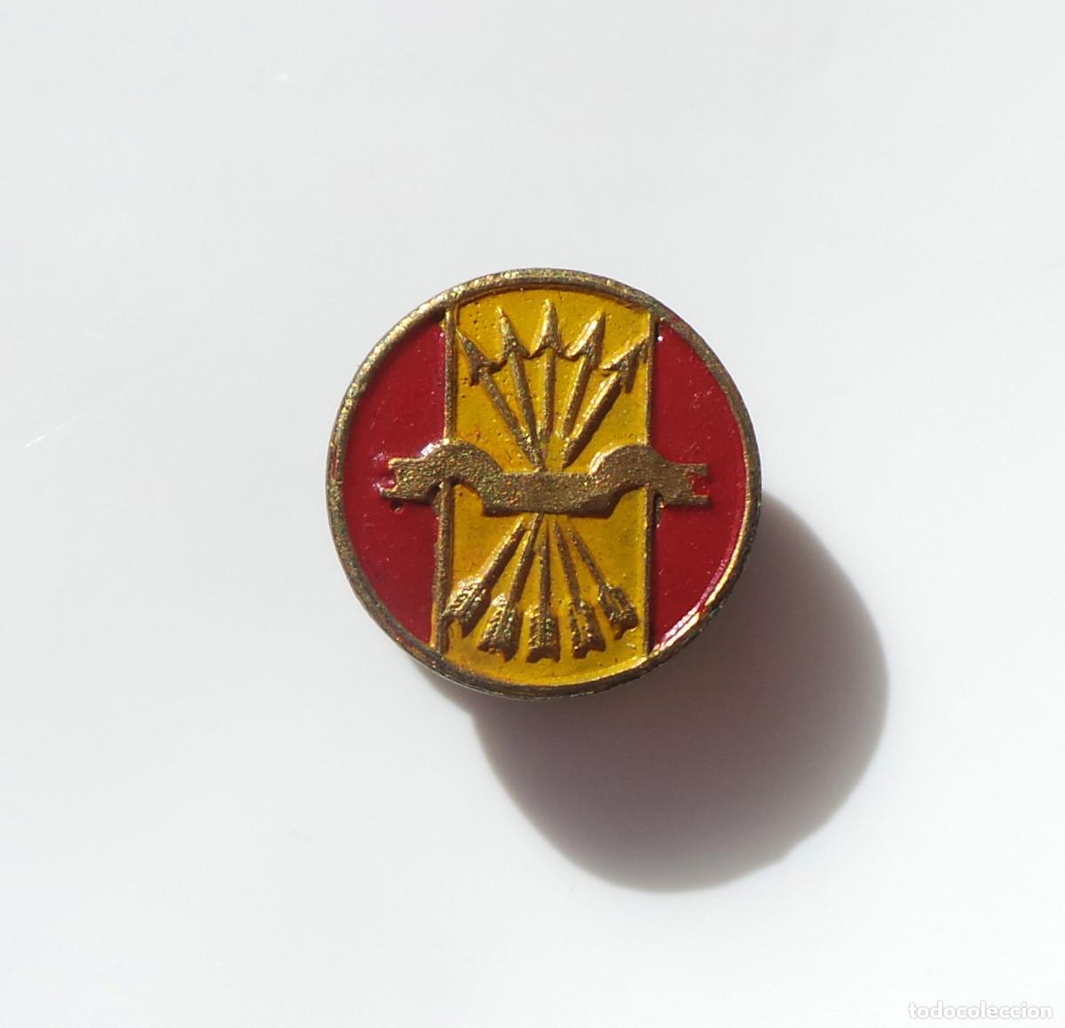 Militaria: INSIGNIA DE SOLAPA YUGO Y LAS FLECHAS.FALANGE ESPA&Ntilde;OLA. FONDO CON LOS COLORES BANDERA DE ESPA&Ntilde;A