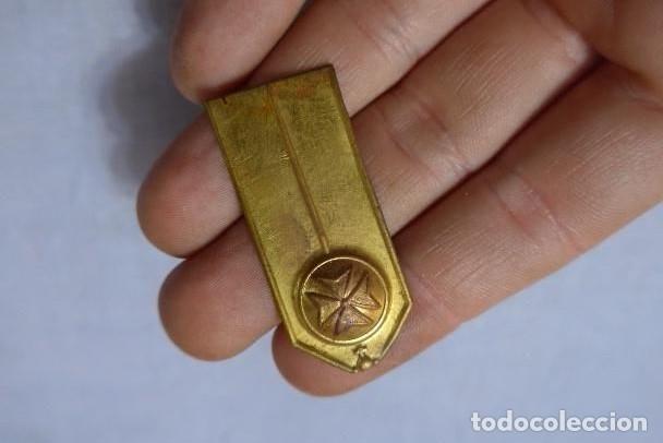 Militaria: ANTIGUA BOTON PRESILLA CUBRECABEZAS DE SANIDAD MILITAR PARA GORRA ROS EPOCA ALFONSO XIII