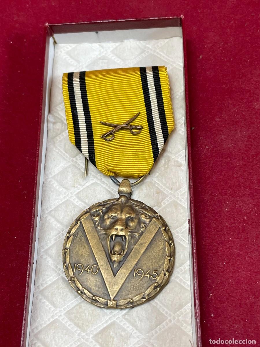 Militaria: Medalla Guerra 1940-1945 B&eacute;lgica WWII con espadas Resistencia y estuche