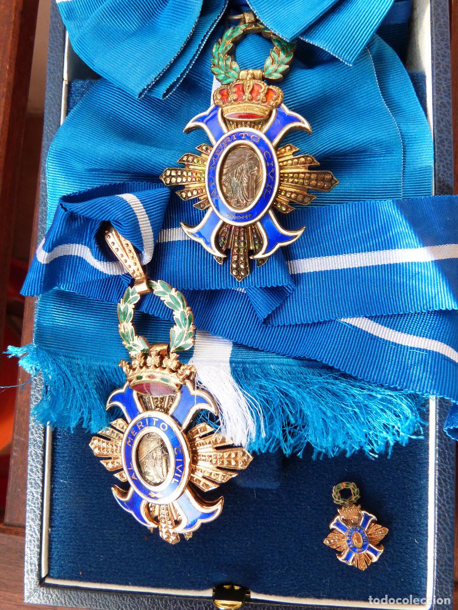 Militaria: MEDALLAS ORDEN MERITO CIVIL, DOS ESTUCHES,DOS MEDALLAS Y UNA DE SOLAPA,DORADOS BERMEILLE.