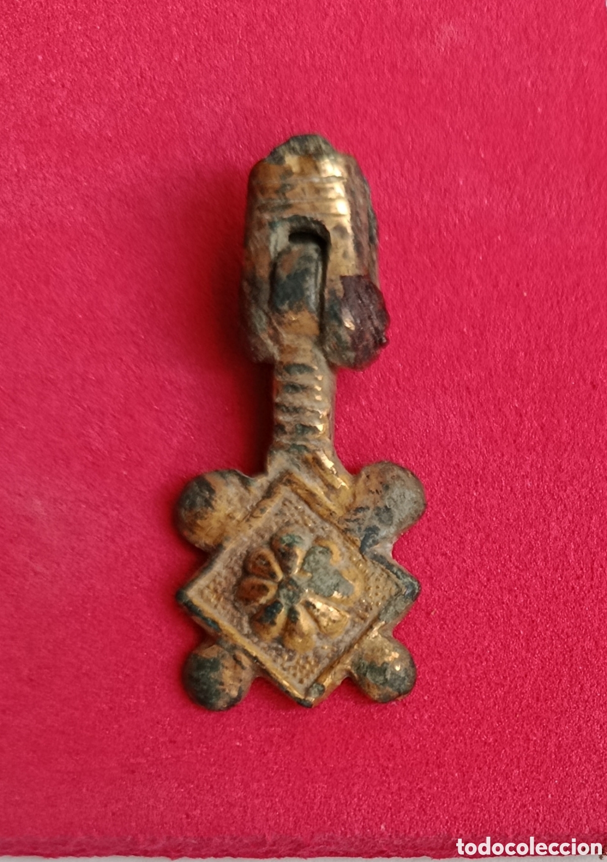 Militaria: Antigua insignia sobredorada pinjante adorno medieval de caballeria con escudo heraldico