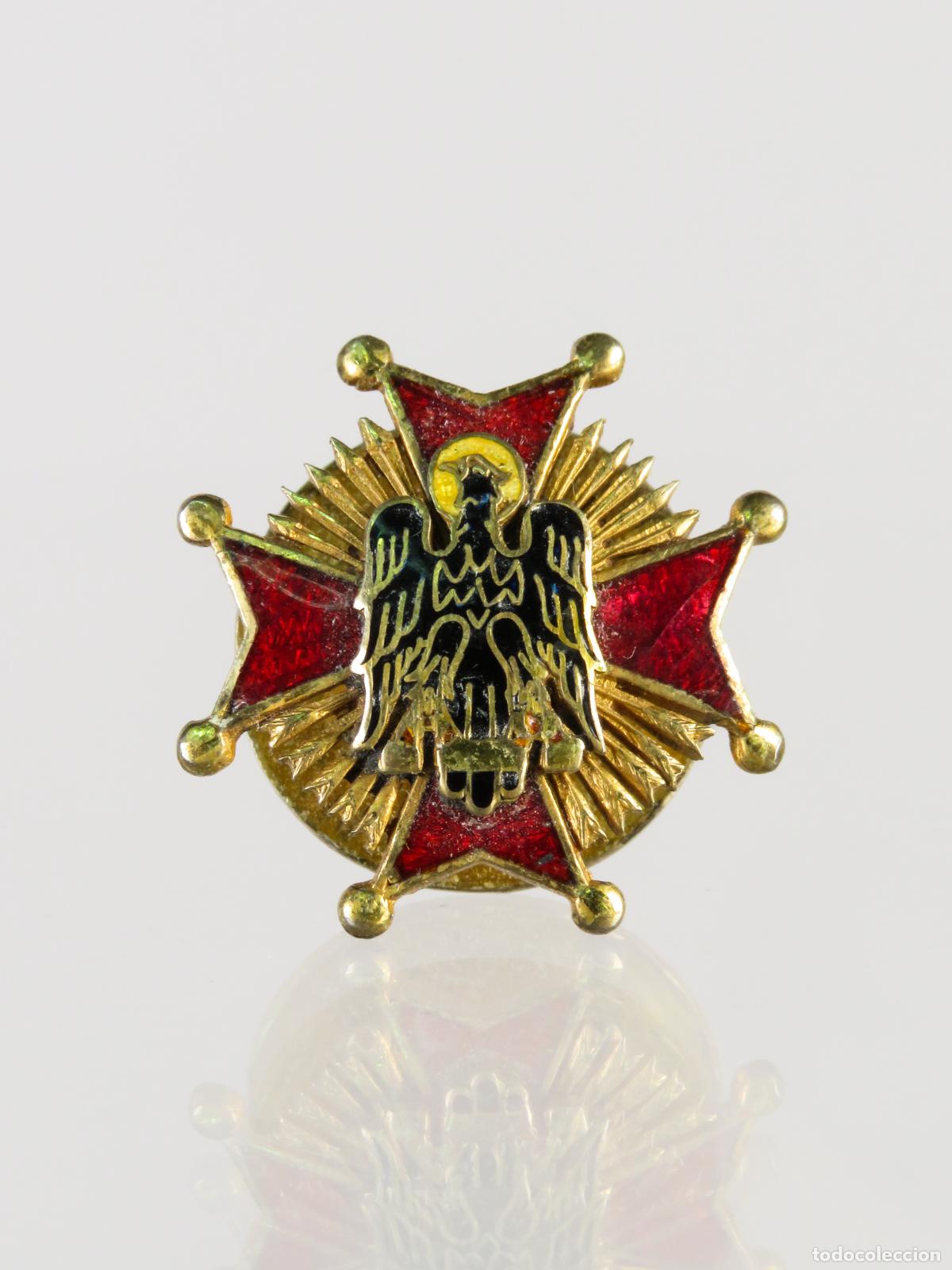 Militaria: Pin solapa Orden Cisneros en bronce dorado y esmalte &eacute;poca Franco