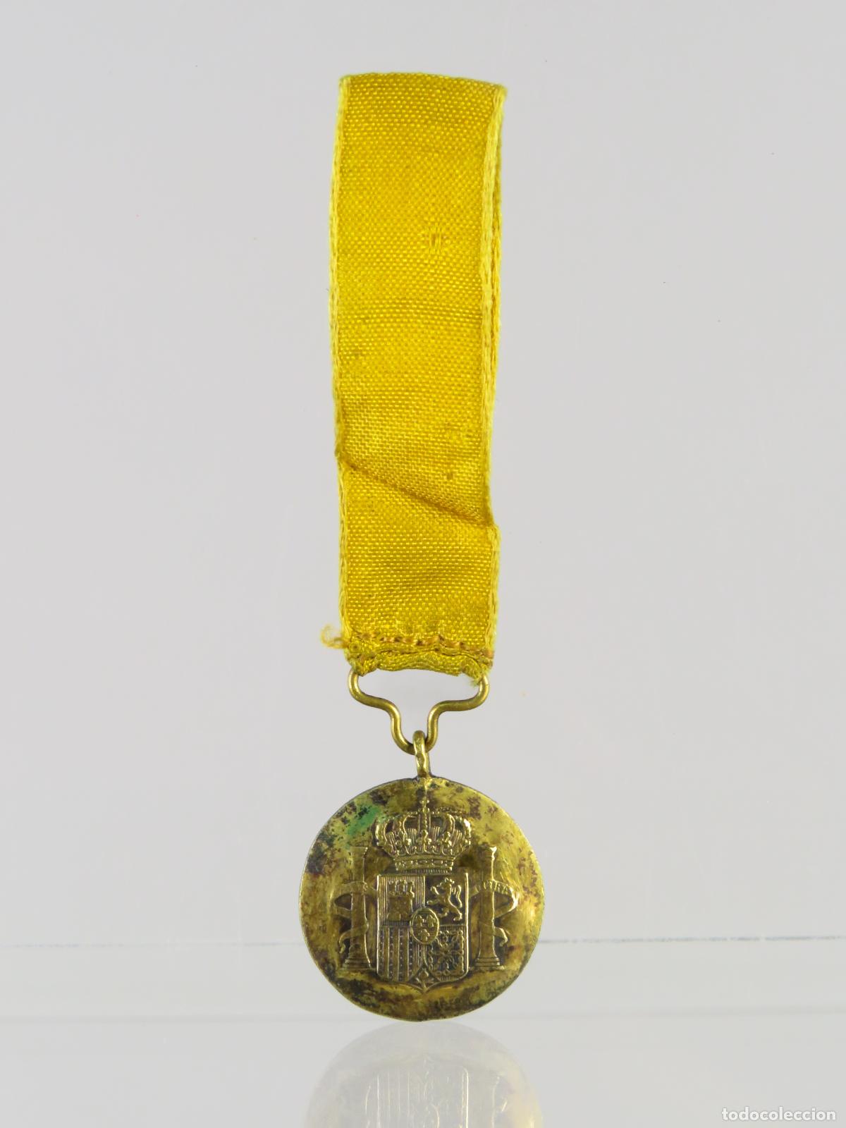 Militaria: Medalla Subdelegado Sanidad con cinta amarilla metal dorado a&ntilde;os 20 - 30