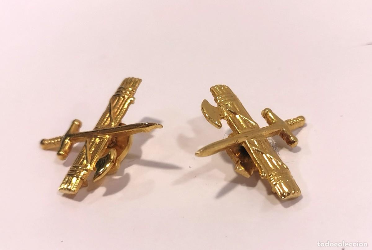 Militaria: Pareja emblemas met&aacute;licos dorados de cuello / solapa. Guardia Civil. Cierre de rosca trasera. C016