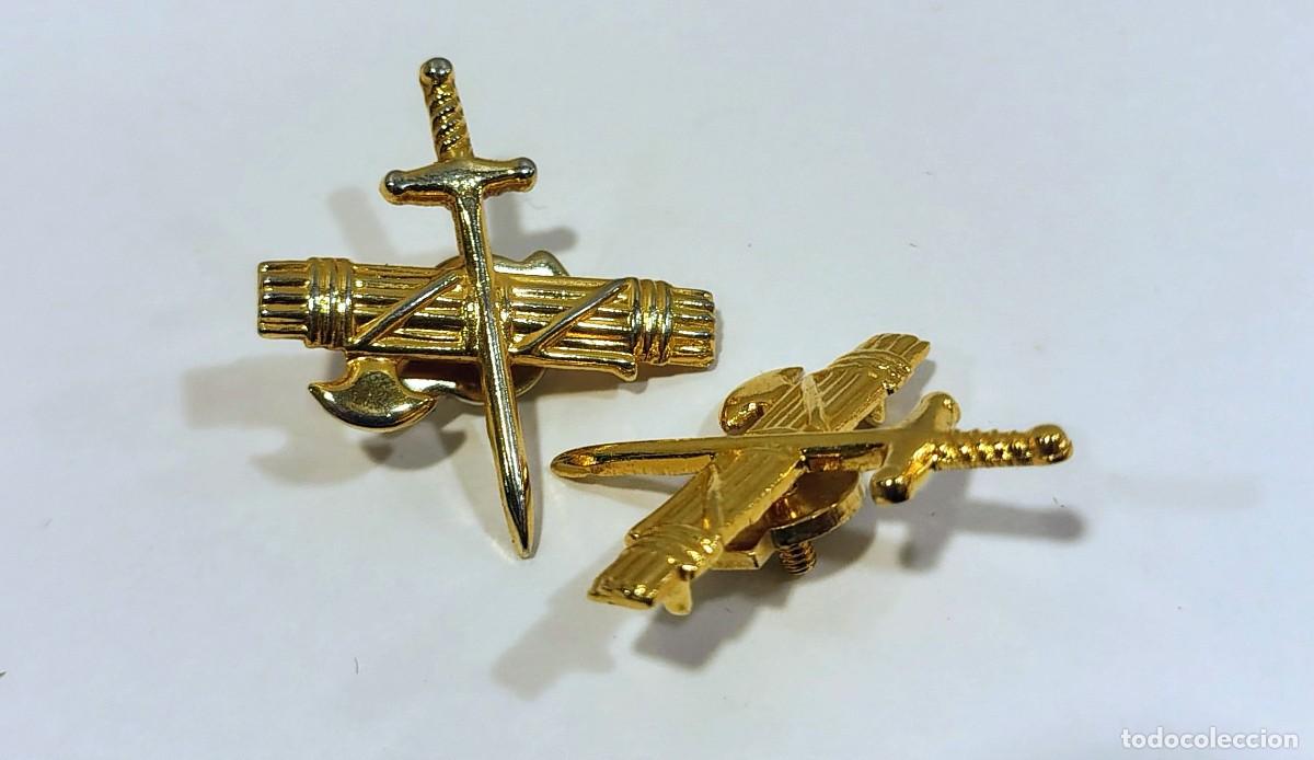 Militaria: Pareja emblemas met&aacute;licos dorados de cuello / solapa. Guardia Civil. Cierre de rosca trasera. C017