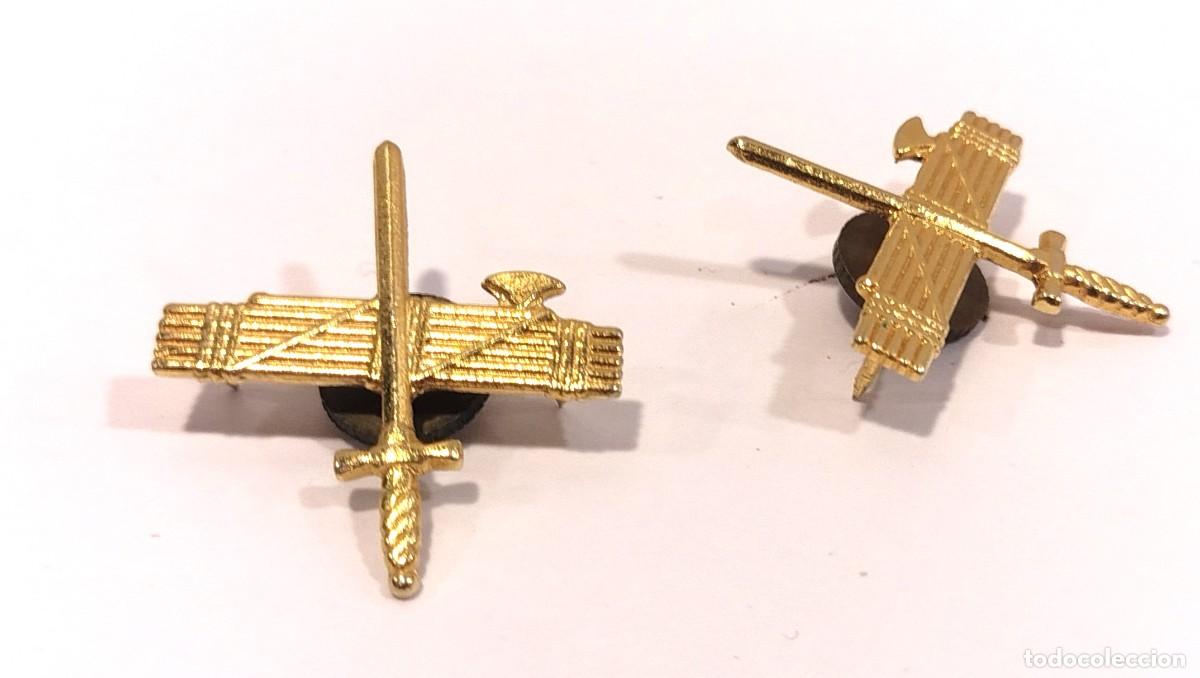 Militaria: Pareja emblemas met&aacute;licos dorados de cuello / solapa. Guardia Civil. Cierre de rosca trasera. C019