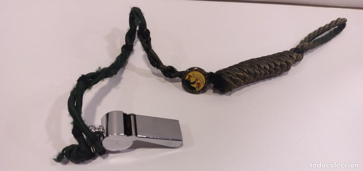 Militaria: Silbato policial reglamentario cord&oacute;n verde de gala e insignia Donantes de Sangre &Aacute;lava. C020