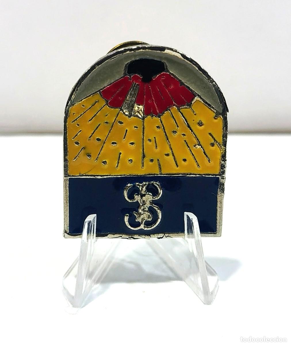 Militaria: Pin insignia de solapa esmaltado Guardia Civil. N&ordm; 3 / Emblema institucional. GC entrelazada. C021