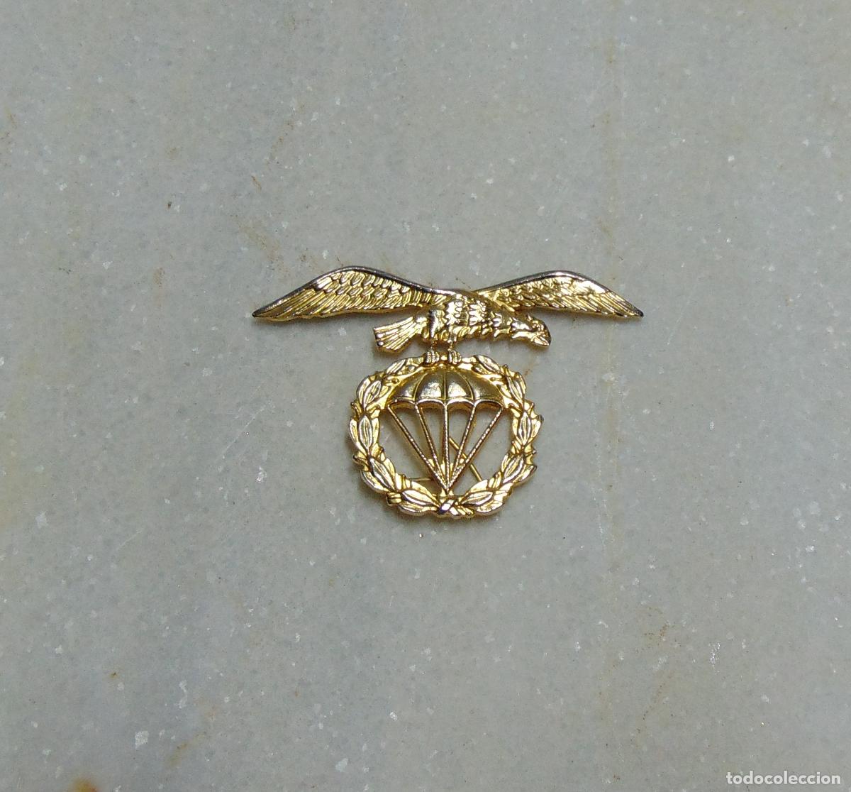 Militaria: INSIGNIA DE GORRA DE PARACIDISTAS METALICA, 5x7,3CM