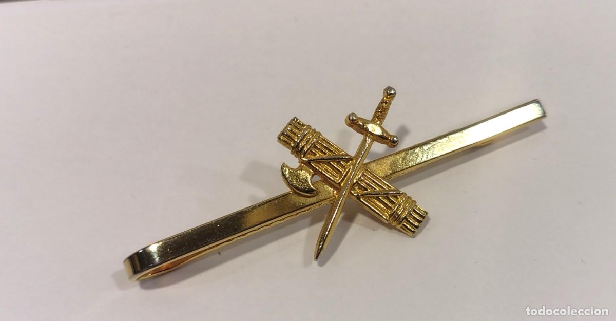 Militaria: PISACORBATA / Pasador de corbata reglamentario Guardia Civil Espa&ntilde;ola (Emblema tradicional). C022