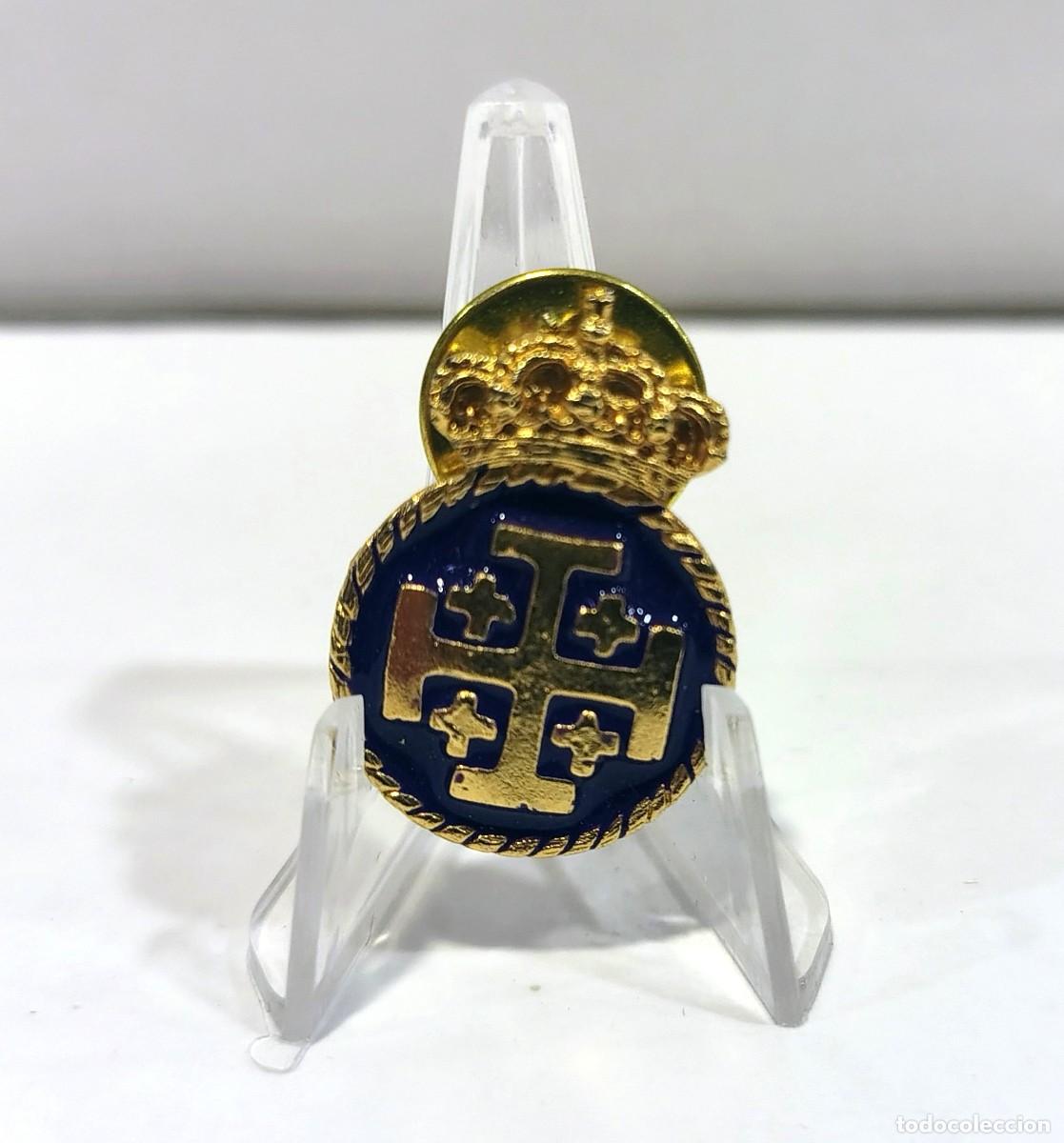 Militaria: Pin de solapa Cruz de Jerusal&eacute;n con Corona Real espa&ntilde;ola (Esmaltado MORADO). C024