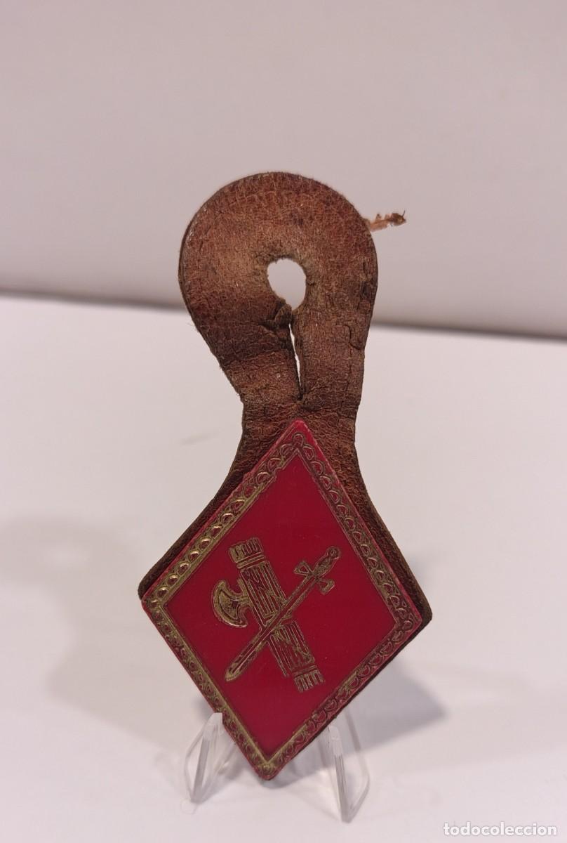 Militaria: Antiguo Rombo de Pecho con Porta-Insignia Cuero (Badana) - Guardia Civil (A&ntilde;os 70 Transici&oacute;n). C027